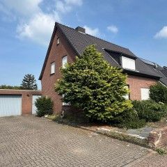 Straßenansicht mit Garage Straßenansicht mit Garage