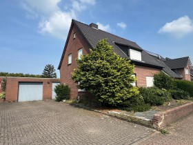 Straßenansicht mit Garage Straßenansicht mit Garage